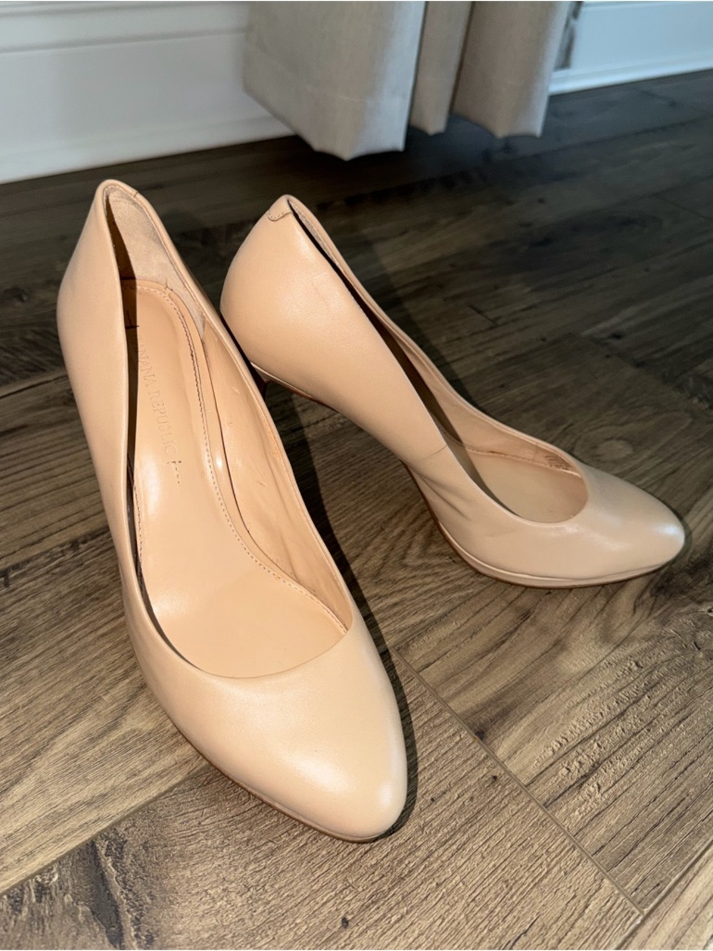 Banana Republic nude pump heels